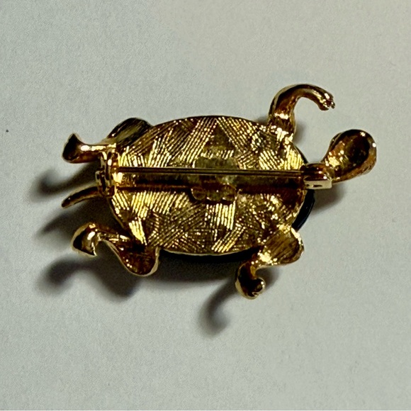 VINTAGE BLACK/ONYX CABOCHON GOLD TONE TURTLE BROOCH/PIN - Picture 6 of 7